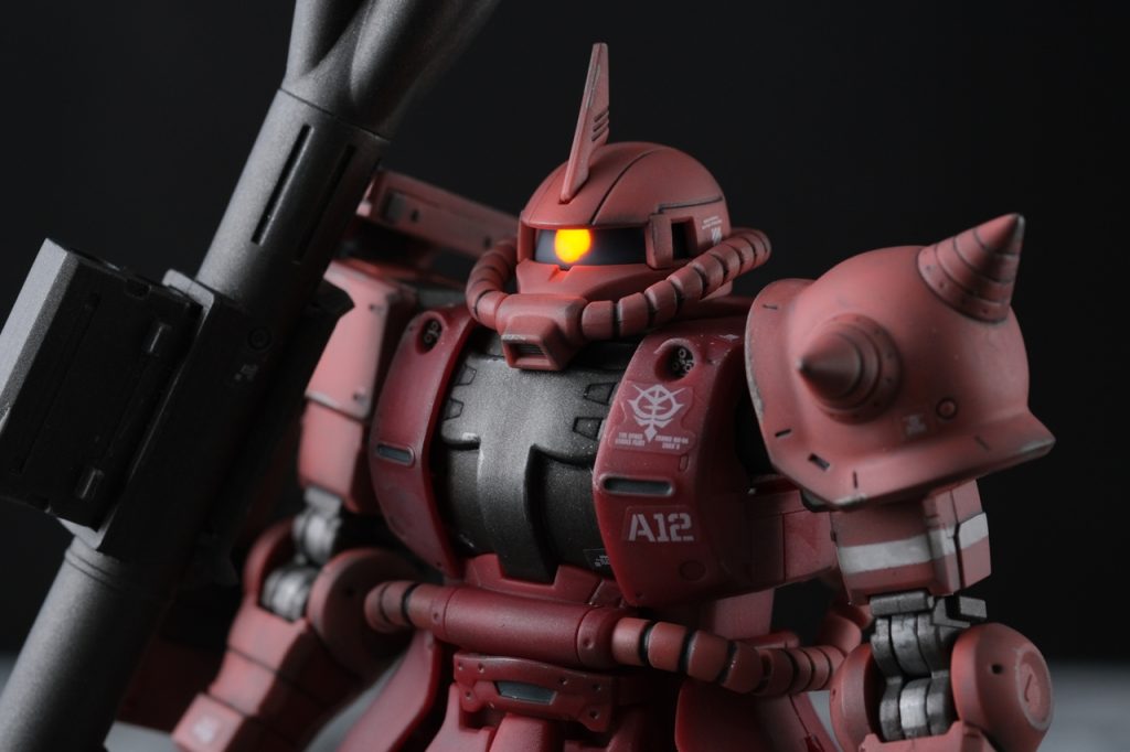 上半身。肩当ては合わせ目消し。モノアイがイイ感じに光ってくれます。