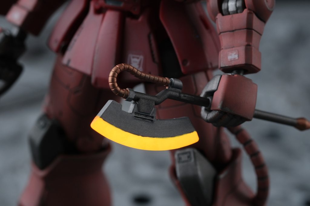 ヒートホークも蛍光塗料で光ってくれます。