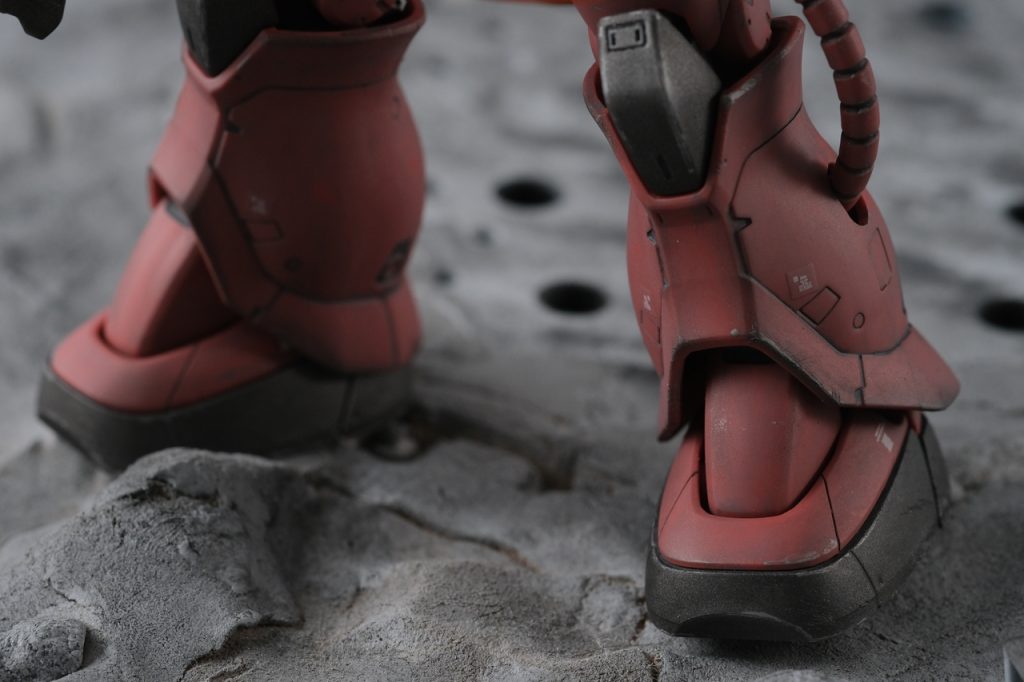 なぜか足(靴?)だけのっぺり状態だったので、つま先横あたりにスジボリ入れました。これで他の部分ともバランス取れるはず。