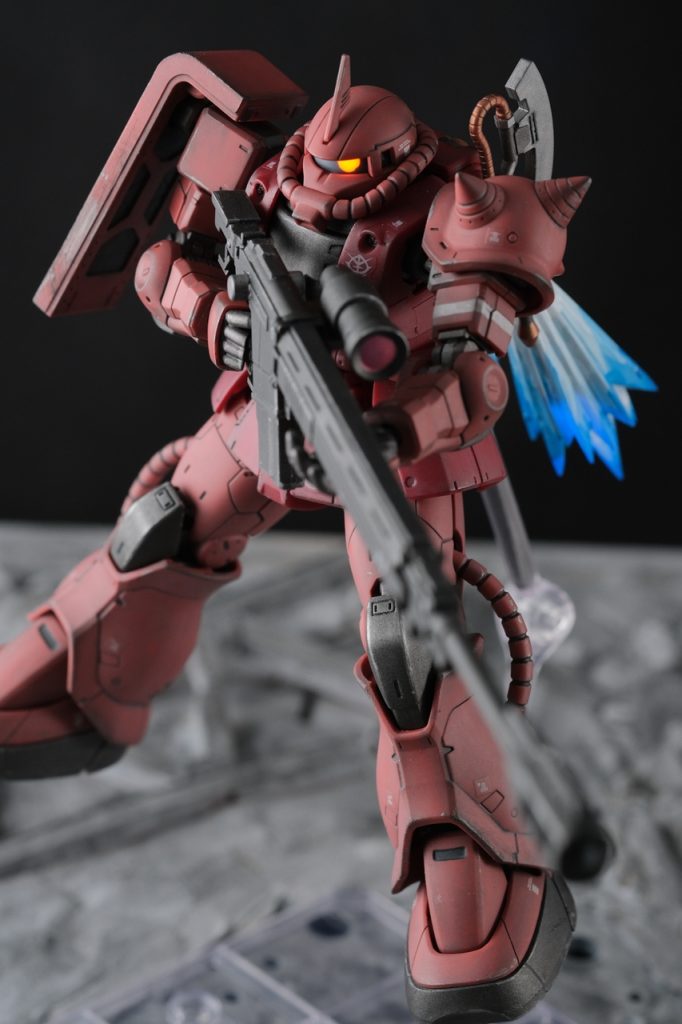 対艦ライフルを構えてのポージング。ヒートホークは背中に背負わせた方が、動かしやすくていいね。そして武器の持ち替えのとき、てのひらと指先をつなぐダボを折りました・・。なんか異様にキツイんだけど・・?