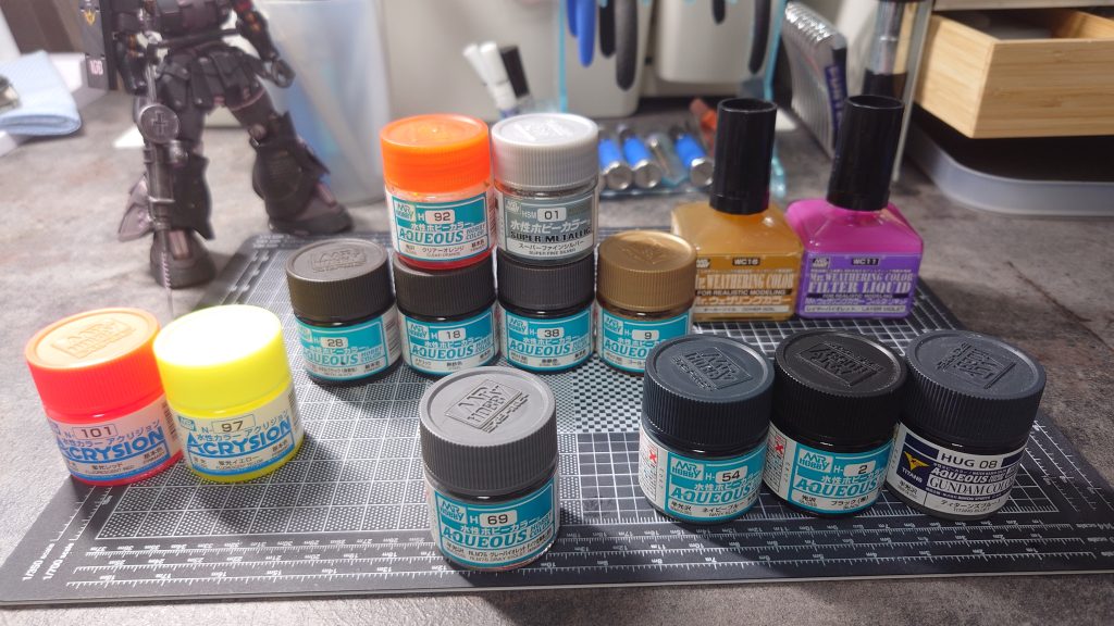 メインカラーはブラック+ティターンズブルー1+ミッドナイトブルーを調色したものを使用しました。グレー部分はグレーヴァイオレット。サフ代わりの下地はスーパーファインシルバー。写真左側のアクリジョン蛍光塗料はヒートソード用のもので2色を適度に混ぜながら塗りました。塗装後は全体にMr.ウェザリングカラーのレイヤーヴァイオレットによるウォッシング/スミ入れをおこないました。※オーカーソイルは足元周りやシールド辺りにアクセントとして少し使用しました。