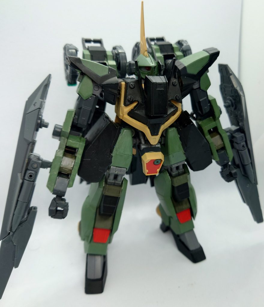 機体名：GN-バーザム型式番号：RMS-GN0154［NG04］バーザムに「玄武」のコンセプトを加え、砲撃戦、防御性能に重点を置いたカスタムを行った機体。スタンダードなバトルを行える基本形態である「GNB-アルマーツ（ARMAZ）」と、機動性を犠牲にする代わりに砲撃戦に特化した「GNB-マズラー（MAZRA）」の２形態を使い分けて戦う。（画像は「アルマーツ」形態）「GNB」は「玄武」を表し、「アルマーツ」は、「装甲（アーマー）」、「マズラー」は「銃口（マズル）」を連想するように、残った文字をアナグラムにして名付けています。