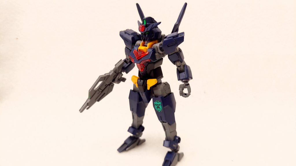 素体にはコアガンダムIIのティターンズカラーを使用。本体色は当初クレオスのネイビーブルーを使ったのですが、グレーサフでは思った色にならず上から黒サフを吹き直してもリカバー不可。結局水性ホビーカラーのティターンズブルー2をえいやと筆塗りしてどうにか復旧。く、暗くて顔が分からん! フェイクニューユニットを装備するとアンテナで余計に隠れるし!