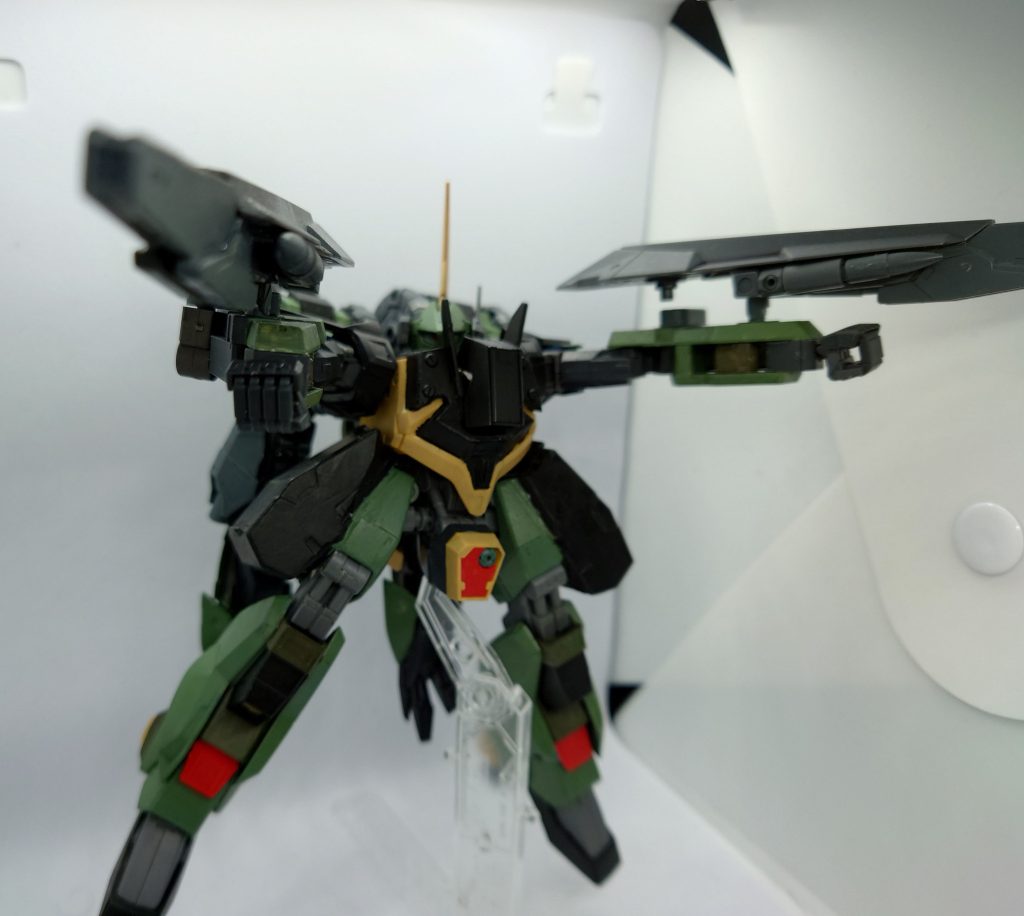 武装1 GNトライランチャー両腕に装備された主武装。遠距離、近距離、防御と3つの性能を併せ持った万能装備。武装2 GNサイドワインダーGNトライランチャーの側部に2機ずつ装備された誘導ミサイル。装弾数は少ないが高い威力を持つ。