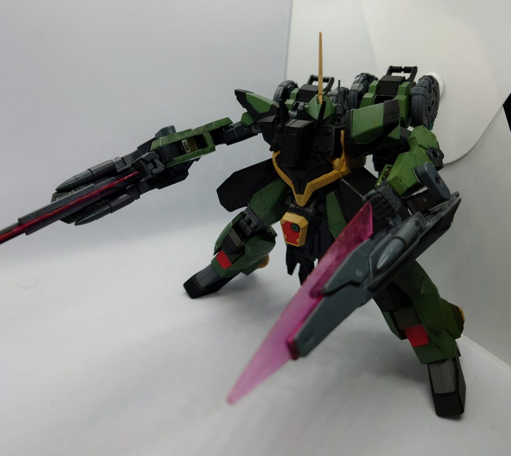 GNトライランチャー ソードモード取り付け位置を変更することでビーム刃を発生、近接戦闘にも対応可能。