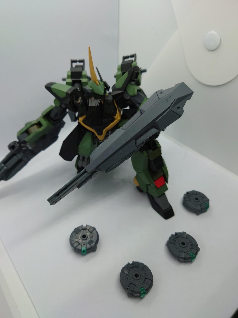 武装3 GNタートルマインバックパックに計4基装備された偵察用小型兵器。センサーによって完治した敵の情報を素早く本体や味方に送信可能な上、自爆させることで敵に見つかった際の反撃手段として用いることもできる。