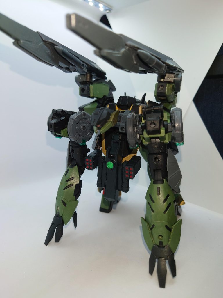 そして変形し、「マズラー」形態へ。変形と言っても、方法はリボーンズガンダムを参考にしている為、ただただ機体の前後が入れ替わっただけなんですが……。この形態となるとほぼ固定砲台と化し、機動力は大幅に低下するものの、GNトライランチャーの威力及び射程距離を格段に向上させることが可能。また、この形態のみ、弾幕を張って敵を撹乱する為の腰部のGNマイクロミサイルが使用可能となる。