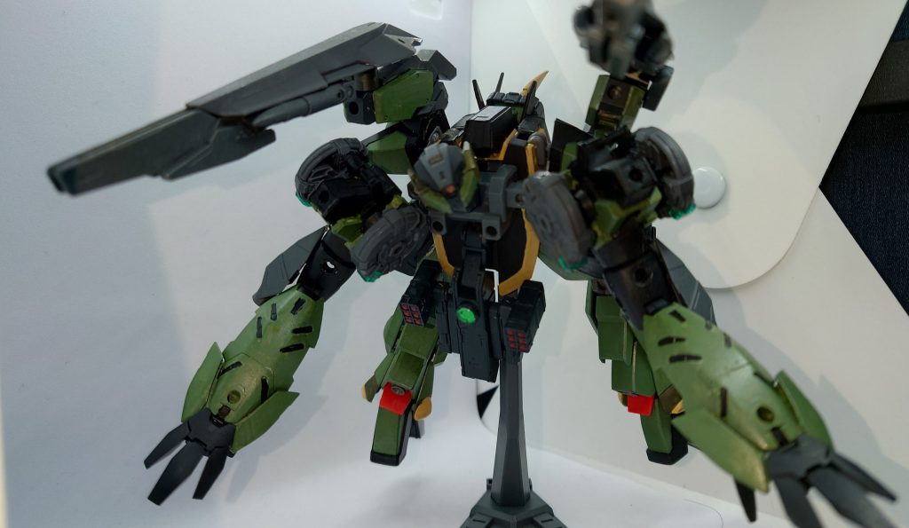 遠距離からの砲撃に特化した形態ではあるが、両腕のGNクローによる格闘戦も(一応)可能。