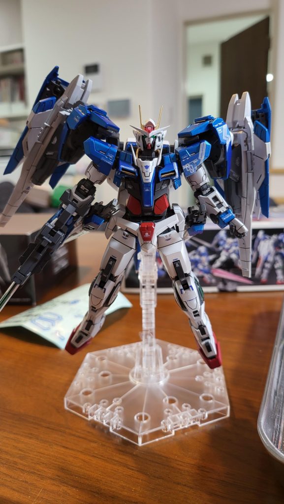 ダブルオーにゴールドが合わなさそうだったので細部をシルバーで塗装もちろん銀メッキシール部もシルバー塗装。