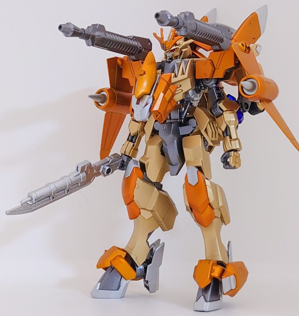 武器は、両肩のキャノン砲と銃剣です。