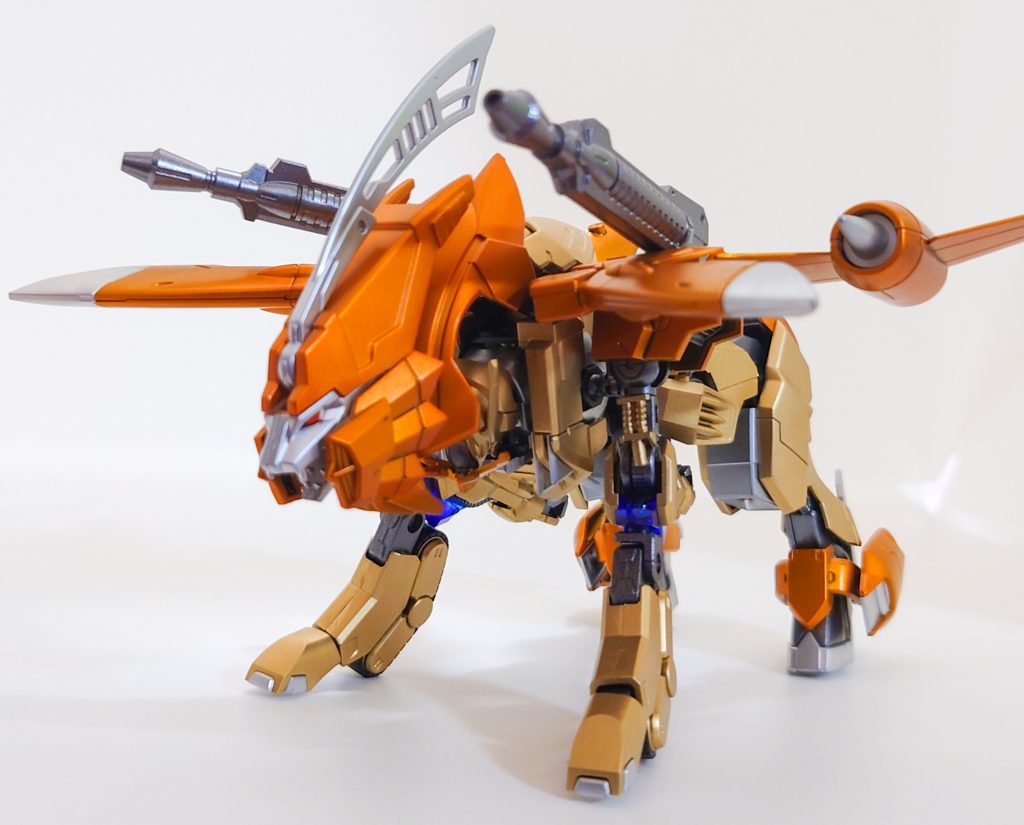 そして可変形態、ビーストモード。羽を広げたライオンのイメージをそのまま形にしました。