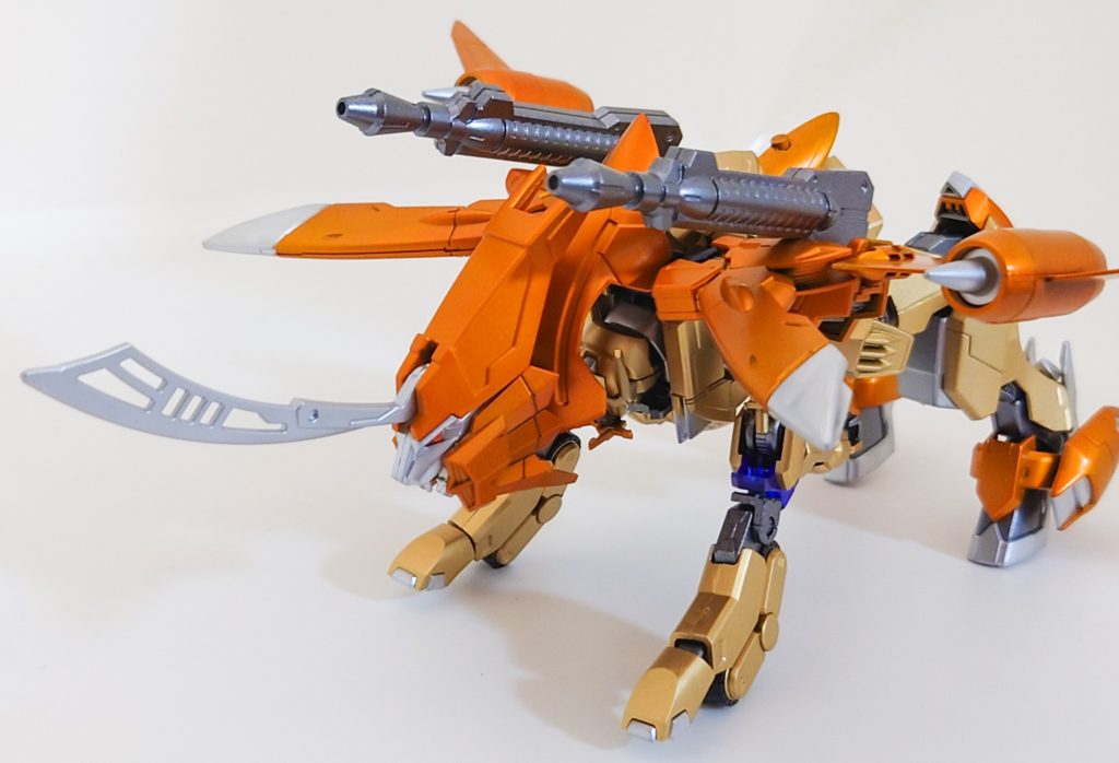 ライオンヘッドにはブレードが内蔵されていて、展開することができます!