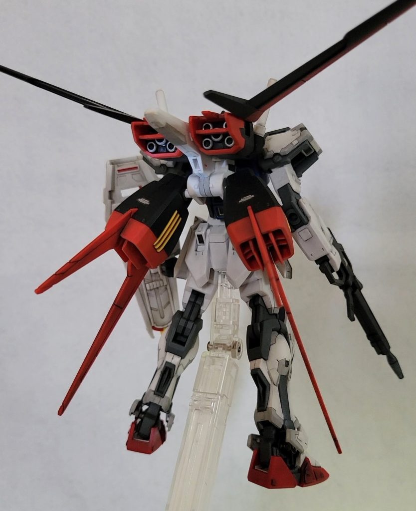 リヤビュー。…そうそう、HGCE 買っちゃいました。最初は買うつもり無かったんですが、作ってるうちに、エールストライクが見たいなぁって…。やっぱりストライクには必要っしょ？　HGCEのストライク本体が丸々残ってますが、買って悔い無しぃｨｲ！！