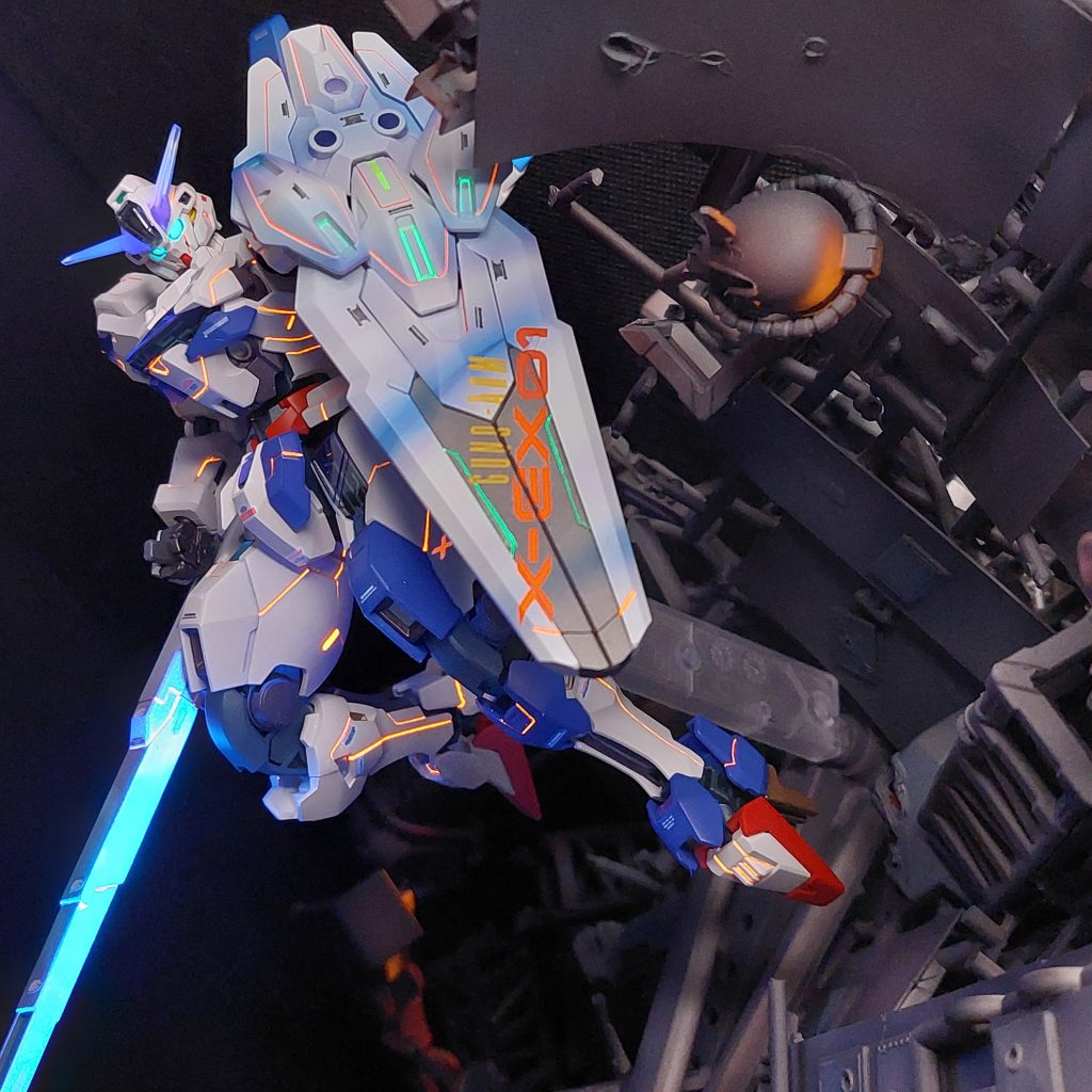 ブラックライトでこのように発光します！なかなか強そうでしょ？( *´艸｀)スミ入れして、拭き取り、ライトあてて、はみ出し発光拭き取って…の繰り返しでした💦