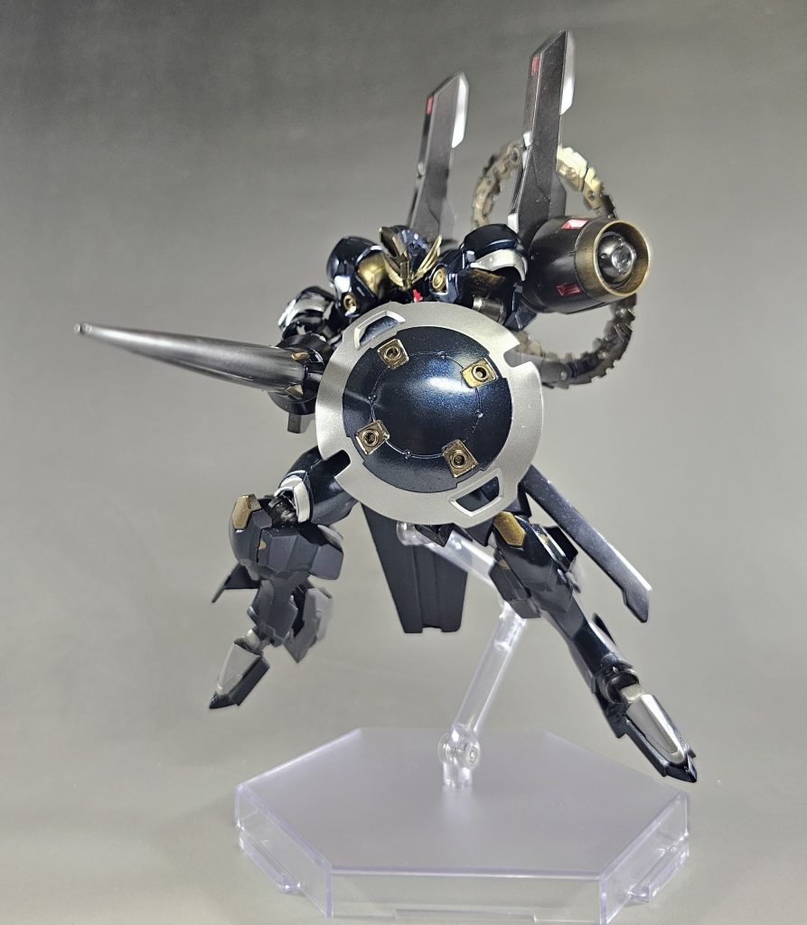 盾はヤクト・ドーガから拝借。ネオ・ジオンのエンブレムは黒瞬で埋め、外縁部分の突起も切り飛ばし円形に変更。