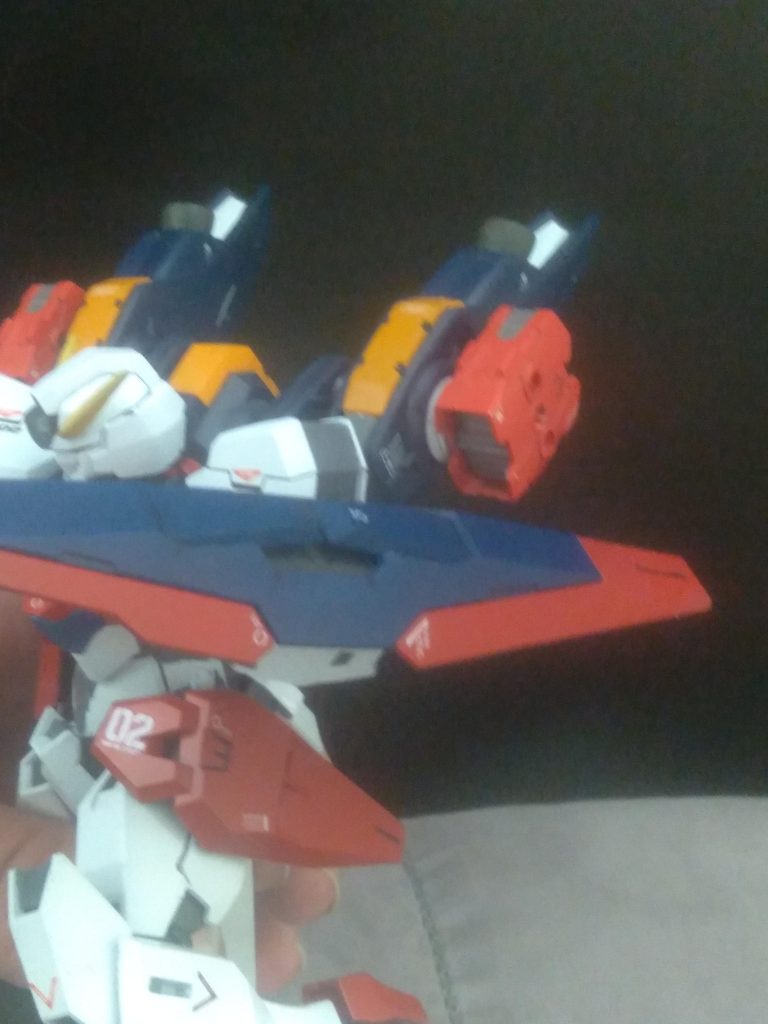 The shield still holds the extra magazines for the beam carbine along with the beam saber handles.