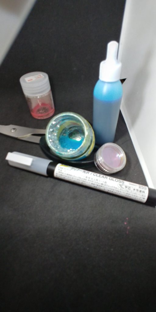 上から降った【パウダー入りブルークリアー光沢】はこんな感じ奥のピンク系は別ので使用のつもりで次、キャリバーンとキュベレイでやろうかと