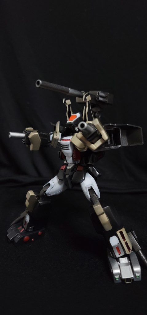 ふくらはぎのパイルバンカー差し替え、手首の差し替え、背面各砲門の展開ギミック再現してます。