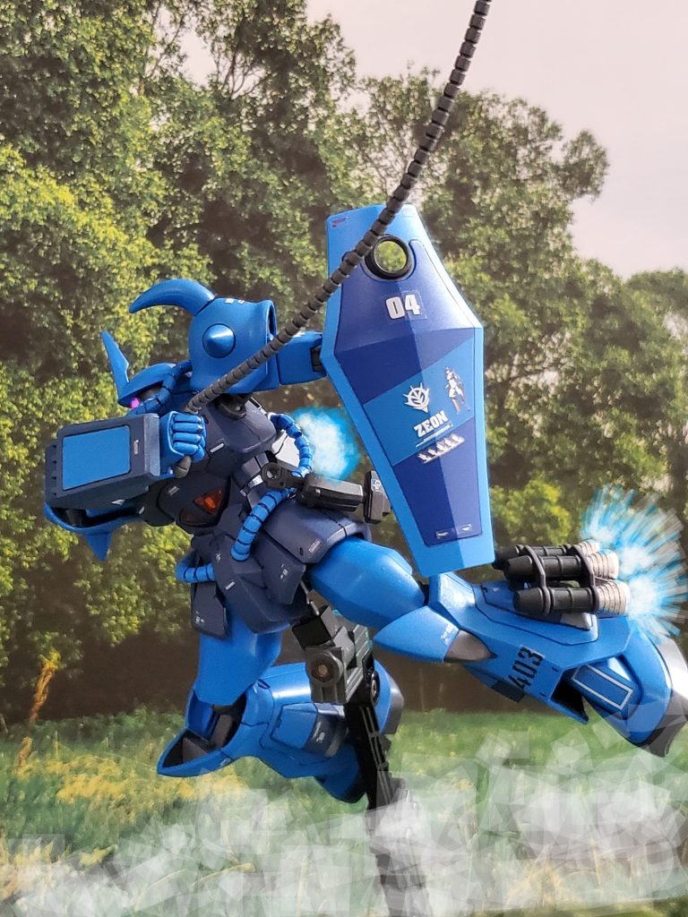 東南アジア南部エリアの右翼部隊を壊滅させた『青い虎』のグフはクライ大尉のジム・ピクシーを捕捉すると獲物を狩る虎のように急接近~😱💦強化されたそのグフは、通常のグフよりバーニアの瞬間出力が高いようだ😓