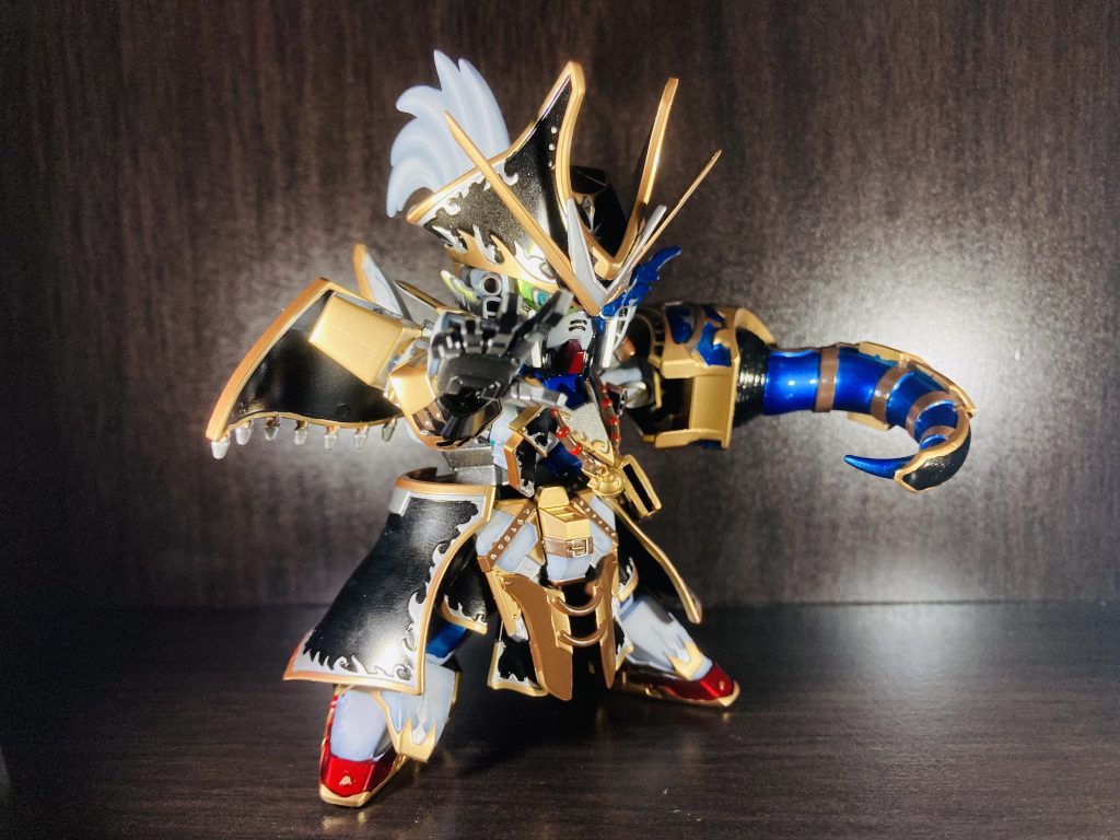 瞳部分には美少女プラモ用のアイデカールを使用しました。クリア部分はパーツ内部が見えていたためキャンディ塗装で仕上げました。