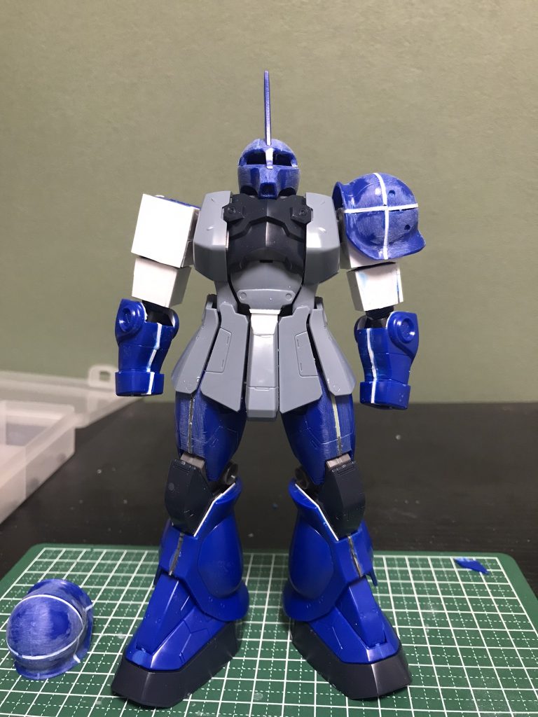 プラ板にて幅増し、胴体は腹部を内部フレームで3㍉延長しました。顔のサイズが気になったので、バラバラに切り刻み小型化