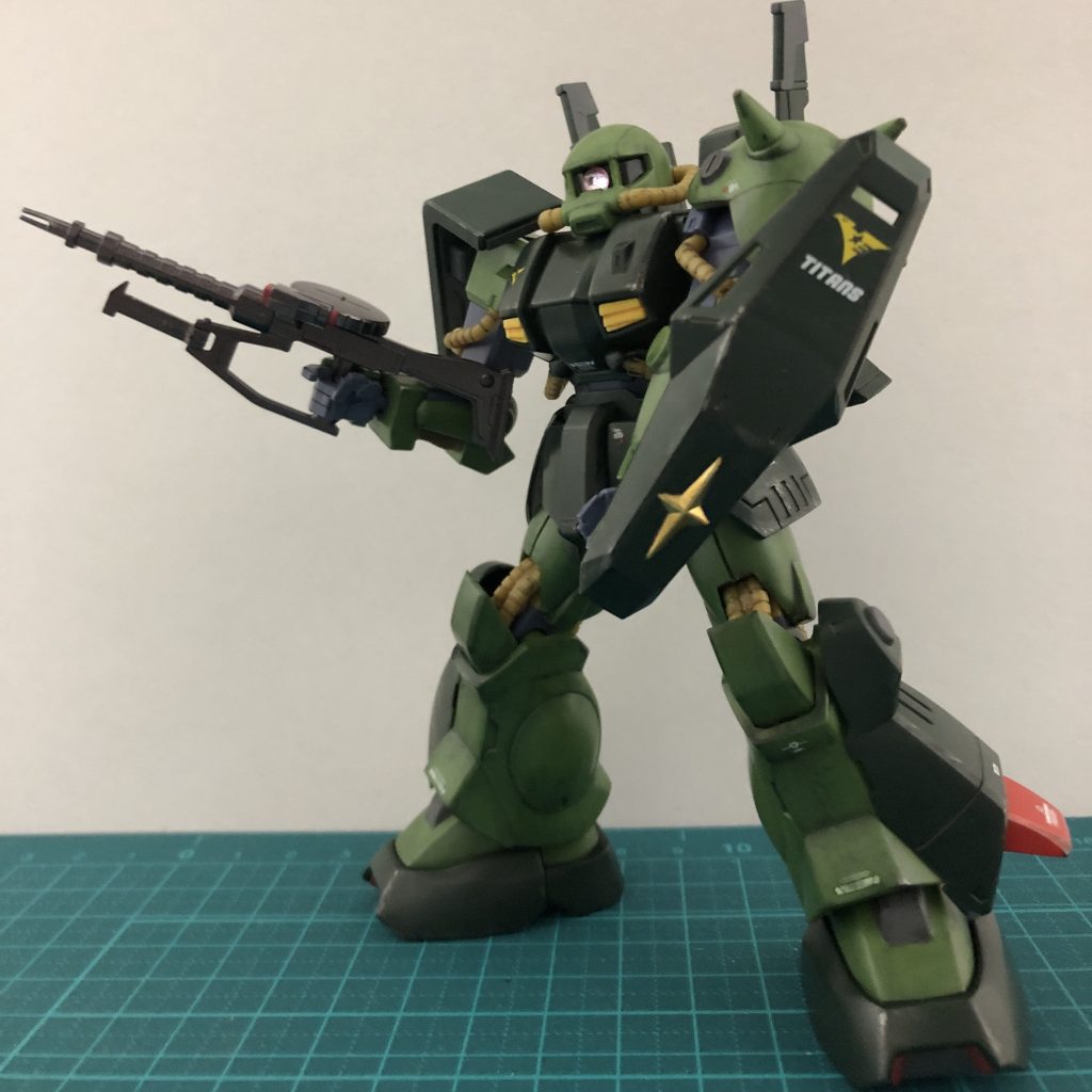 シールドの十字もガンダムマーカーで。ウェザリングは、リアルタッチマーカー、ウェザリングマスターを使用。