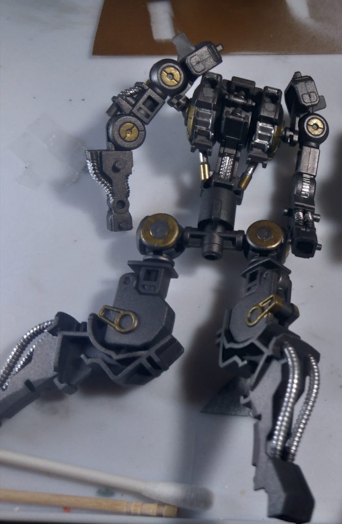 そんなわけで本命のバルバトスくん。HGなのにフレームっぽいのが組める。1000円なのにすごいぞ君。部分塗装にタミヤエナメルマーカーの金・銀購入