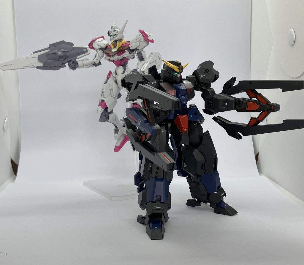 色々ポーズをつけて撮りたかったんですが、やはりゴテゴテの機体はポーズ付けづらいですね…。