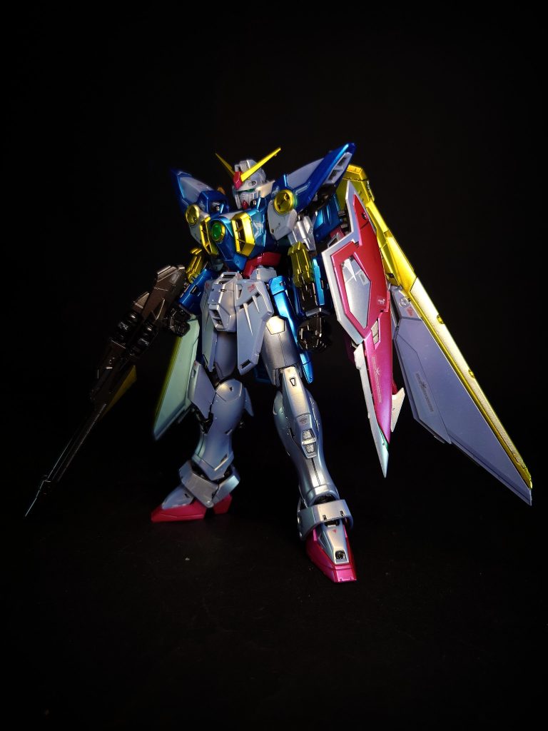 本機はウイングゼロの設計思想がもっとも強く反映された汎用機であり[3]、高速飛行形態「バード形態」への変形機構や大火力武装のバスターライフルなどに共通項が見出せる[1]。ただし、技術的な問題点をもつインターフェイス「ゼロシステム」や、その他過剰とされる部分は撤去され、パイロットのヒイロの技量によって不足分を補っている[1]。