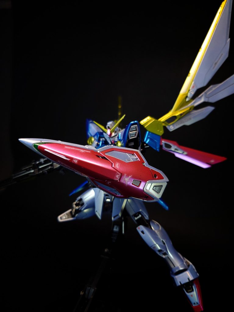 シールドバード形態時の機首を兼ねるガンダニュウム合金製シールド[1]。バード形態時は先端にバスターライフルを接続する。先端部は鋭利で、そのまま打突武器としても使用される[1]。ビームサーベルのグリップを一基格納している。テレビ版では先端部にセンサーが設けられているが、EW版では省略されている。