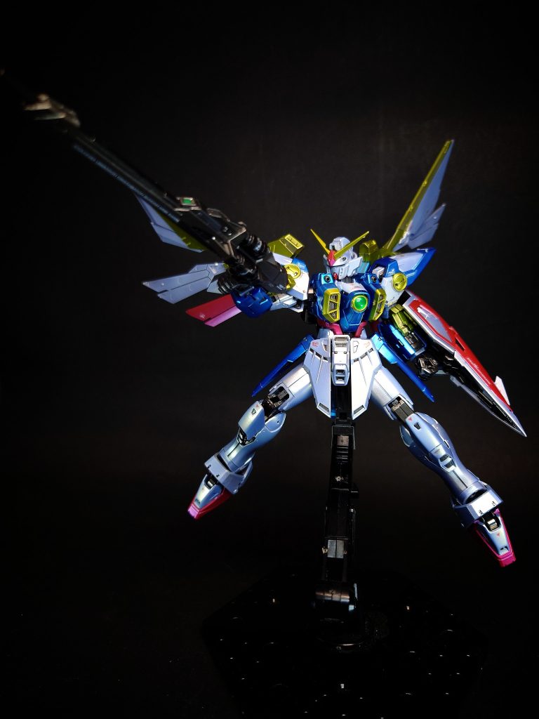 製作エピソード編集テレビ版のデザインを担当した大河原邦男は自著において、『新機動戦記ガンダムW』の前作『機動武闘伝Gガンダム』の流れから日本をモチーフにしたガンダムをデザインしており、肩の意匠は家紋をベースにしたと語っている。また、その可変機構はゴッドガンダムの画稿の中で没になったものにも通ずるとしている[15]。