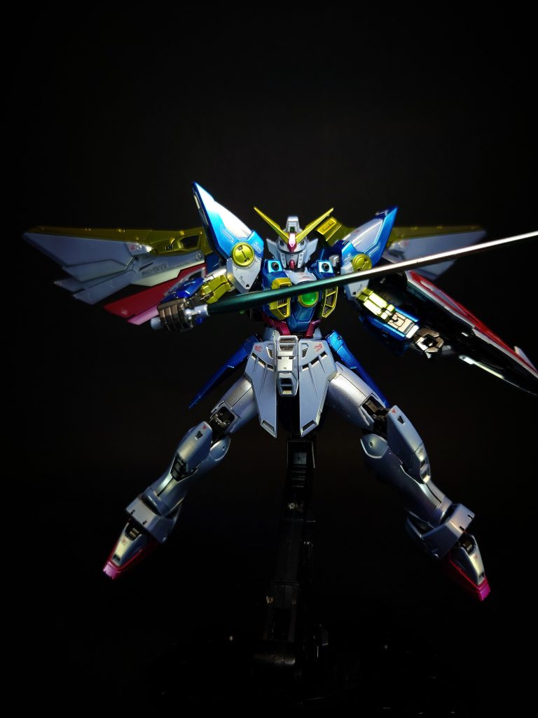 ビームサーベルシールドに1基格納された接近戦用武装。耐久性に優れたガンダニュウム合金製部材を採用することで、水中でもいっさい減衰しないほどの高出力を発生させる[12]。抜刀時はシールドが中折れしグリップが露出する。EW版ではシールドの中折れギミックが省略され、裏面に格納される。バルカン砲頭部に2基内蔵された機関砲。主な用途は牽制や牽制や対人歩兵用としての使用となる[13]。発射速度は速いが、斉射した際はマシンキャノンとともに、1分も経たずに弾切れとなる[14]。EW版には装備されていない。マシンキャノン両肩に2基内蔵された機関砲。中・近距離用の兵装で、内部はドラム構造であるため連射ができる[4]。バルカンより大口径であり、同じく牽制に使われる。バルカンと併用するケースも多い。