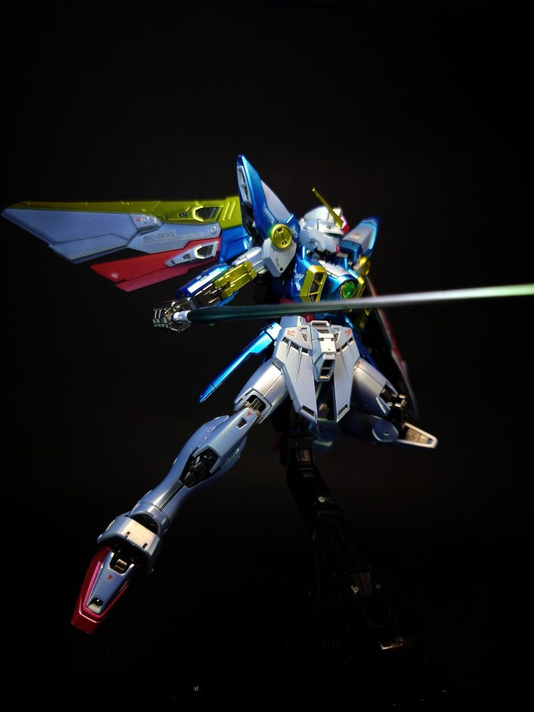 本機の機動性の大半は、バックパックに接続された一対のウイングユニットに集約されている[3]。このユニットは単純に揚力を発生させるのみならず、翼の分割されたパーツを可動・変化させることで機体の空力特性を適宜変化させ、失速から極超音速飛行までに至るあらゆる速度域に対応できる[3]。宇宙空間においても、質量移動(AMBAC)や内蔵されたバーニアスラスターを併用した高い姿勢制御能力を発揮する。さらに、バード形態に変形することで機動性と行動範囲が拡大し、ほかのガンダムを上回る作戦行動が可能となる[3]。胴体中央に配置されたサーチアイは、頭部のカメラアイでは収集できない映像や電波情報も補足可能としている[4]。膝裏には高い走力を発揮するレッグスラスターが配置され、バード形態時の推進器としても機能する[4]。