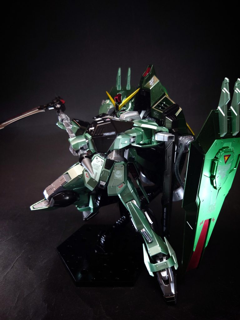 劇中での活躍連合軍の強化パイロット「ブーステッドマン」のシャニ・アンドラスが搭乗する。同僚のオルガ・サブナックやクロト・ブエルが搭乗するカラミティ、レイダーと共に、オーブ解放作戦以降、ドミニオンに配備されて幾度と無くフリーダム、ジャスティスと互角の戦いを繰り広げた。ボアズ攻略戦では、フレスベルグの一撃で複数のジンやゲイツを撃墜する活躍を見せている。第二次ヤキン・ドゥーエ攻防戦において、デュエルとバスターの連携攻撃に立ち向かい、デュエルにフレスベルグを直撃させて撃破したかに見えたが、アサルトシュラウドをパージして機体本体の破損を免れたデュエルに接近され、二刀流のビームサーベルで両腕とエクツァーンを切断されたうえでコクピットを貫かれ、撃墜された。