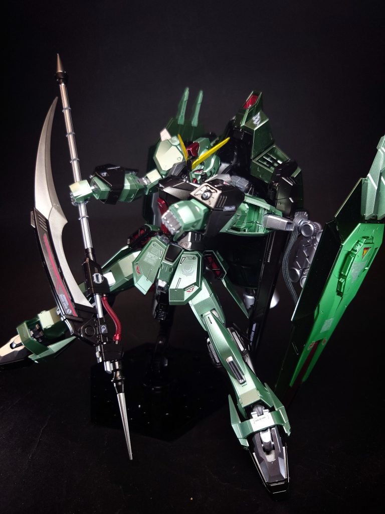 88mmレールガン「エクツァーン」バックパック両側に設置された可動式レールガン。「フレスベルグ」の弾道を曲げるための磁場発生器としての役割も持つ[10]。「エクツァーン」はドイツ語で「犬歯」の意。115mm機関砲「アルムフォイヤー」両腕内蔵の大口径機関砲。固定火器であるため、他の武装を保持したままでの使用が可能。PS装甲を搭載しないMS相手ならば撃破し得る威力を持っている[3]。「アルム」はドイツ語で「腕」、「フォイヤー」は、「火」の意。