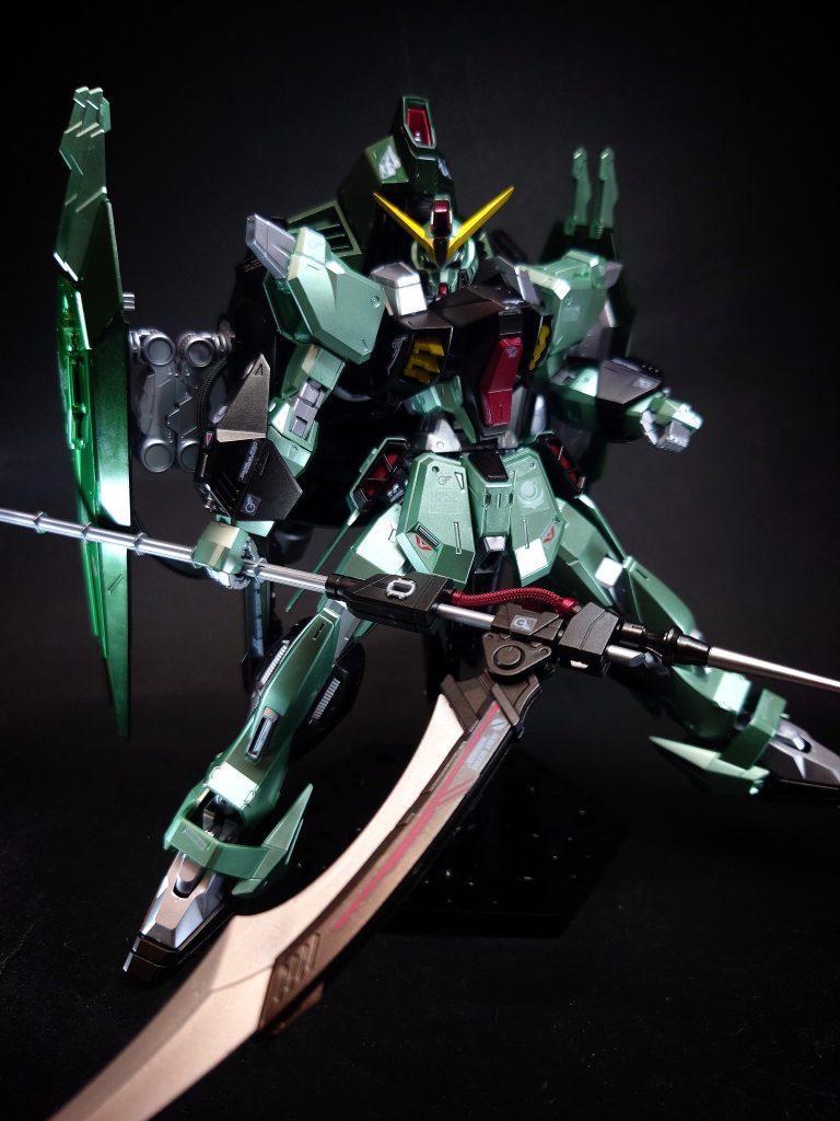 バックパックを上半身に被ることで高速強襲形態となり、遠距離での装備が充実する同形態での機動力と防御力によって敵機に接近する。通常形態においては大鎌「ニーズヘグ」を用いた近距離戦で撃破する戦法を確立している[3][注 2]。強大な推進力を生み出すバックパックにより、大気圏内においても優れた航空能力を発揮する[4]。また、耐圧機能にも優れており、水中での行動も可能としている[1]。