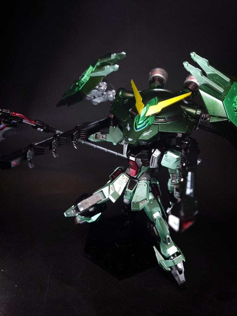 武装誘導プラズマ砲「フレスベルグ」バックパック先端部に内蔵された高出力ビーム砲。ゲシュマイディッヒ・パンツァーの技術を応用したもので、エクツァーン砲身に設置された誘導装置の磁場干渉により、ビームの軌道を自在に偏向することができる[10][注 3][注 4]。「フレスベルグ」は北欧神話で伝えられる風を巻き起こす鷲の姿をした巨人「フレズベルク」に由来する。