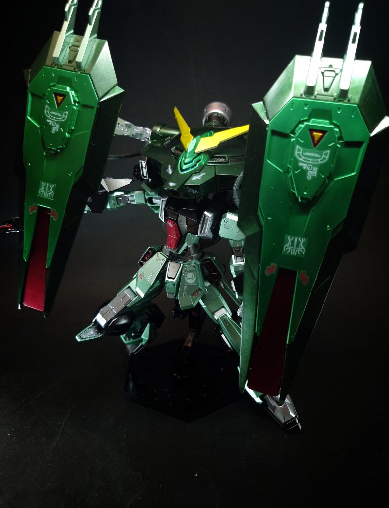 エネルギー偏向装甲「ゲシュマイディッヒ・パンツァー」ブリッツの「ミラージュコロイド」の原理を応用した対ビーム防御システム。バックパック両側の可動装甲の表面に発生させた磁場でビームの粒子を歪曲させ、自機への命中を避ける[10]。また、使用の際にはミラージュコロイドのミストを周囲に噴霧しており、バックパックには散布したビーム偏向用のミラージュコロイドを制御する電波発生機能を持つとした資料もみられる[3]。あくまで対ビーム用なので実体兵器の歪曲はできない[注 5]（パンツァー自体にはTP装甲が施されているため、シールドとして実体兵器を防御することは可能である[1]）。また、本体への密着状態から放たれたビームを曲げることは原理的に不可能であるため、接近戦に対する効果は限定される。また、電力を多く消費するシステムとされる。稼働における電力は新型の大容量ジェネレーターによって賄われる[5]。『機動戦士ガンダムSEED』アニメーション第47話（リマスター版第45話）においては強襲形態のほか、通常形態でも使用する描写が見られた。続編「DESTINY」では、この技術を応用した軌道間全方位戦略砲レクイエムが建造されている。「ゲシュマイディッヒ」はドイツ語で「柔軟な」、「パンツァー」は「装甲」の意。