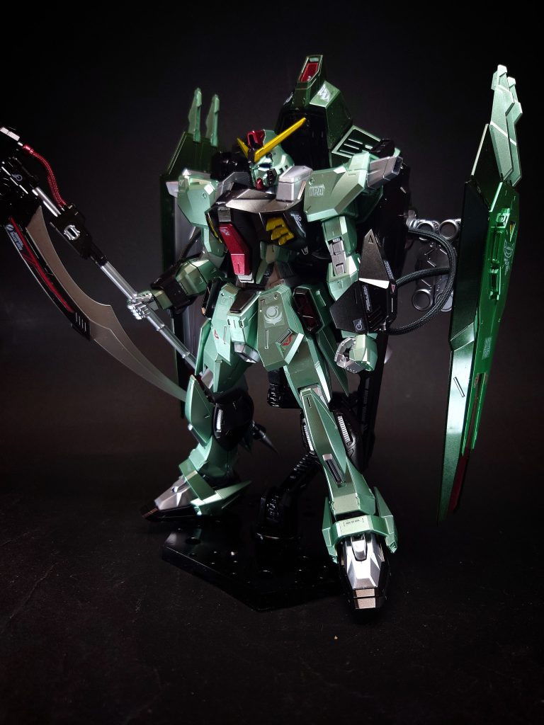 ブリッツ同様、単独で敵地に侵入し味方の活路を開くことをコンセプトとする[3]。ブリッツでは隠密性によって電撃侵攻することを主眼としているが、そのミラージュコロイド・ステルスがPS装甲との併用ができない点と稼働時間を短くするデメリットを持っていたことから、フォビドゥンでは敵の攻撃を無効化することにより、電撃侵攻を行うアプローチがなされた[3]。実体弾を無力化するトランスフェイズ装甲と、ビームを屈折・偏向させる特殊兵装「ゲシュマイディッヒ・パンツァー」を装備する[3][注 1]。対ビーム特性にちなみ、フォビドゥン（「禁断」の意）の名を持つ[7]本機はその運用力を高めるべく、機体本体はシンプルな構成として高い運動性を保持しつつ[1]、兵装・大容量エネルギーパック・スラスターといった装備群をバックパックに集約する独自のコンセプトを持っている[1]。