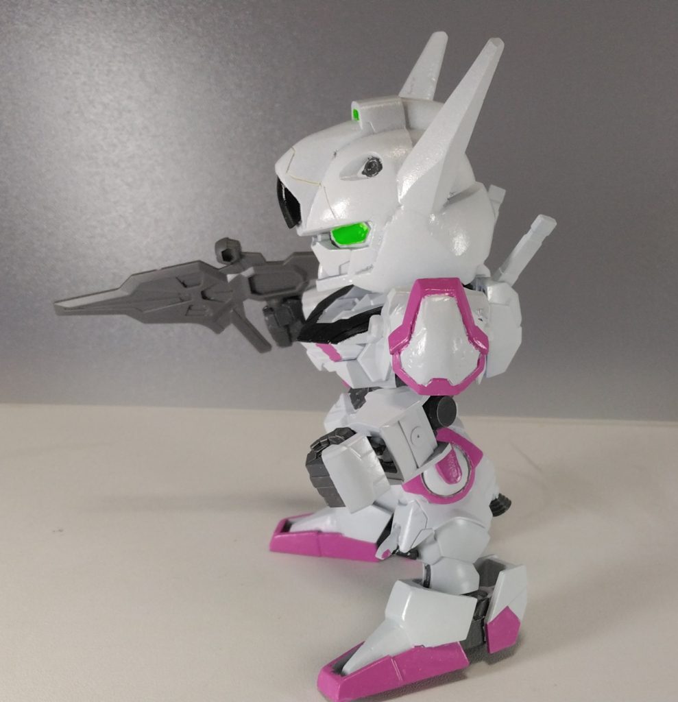 ヘッドと肩と足の一部はパテでスクラッチしてみました。なかなか滑らかにできなくて何度も削り直してヤスリをかけての繰り返してなんとか形になりました。