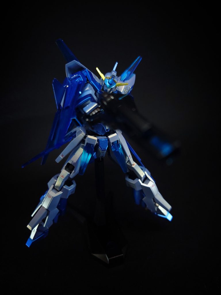 武装面でも強化されており、ヴェイガン系モビルスーツのビット兵器を参考に新たな専用武器として「ファンネル」を採用。これを換装することで、様々な戦局に対応できるようになっている。そのためか、本機にウェアシステムは搭載されていない。