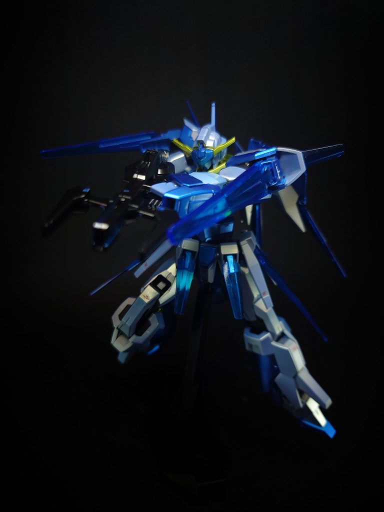 武装・必殺攻撃 スタングルライフル本機の主兵装。シグマシスライフルの発展系にある武器で、銃身部の先端を展開することでブラスティアキャノンを改良したチャージモードに変形する。シグマシスライフルよりも小型化され取り回しが良くなり、連射も可能。不使用時は腰部にマウントされる。