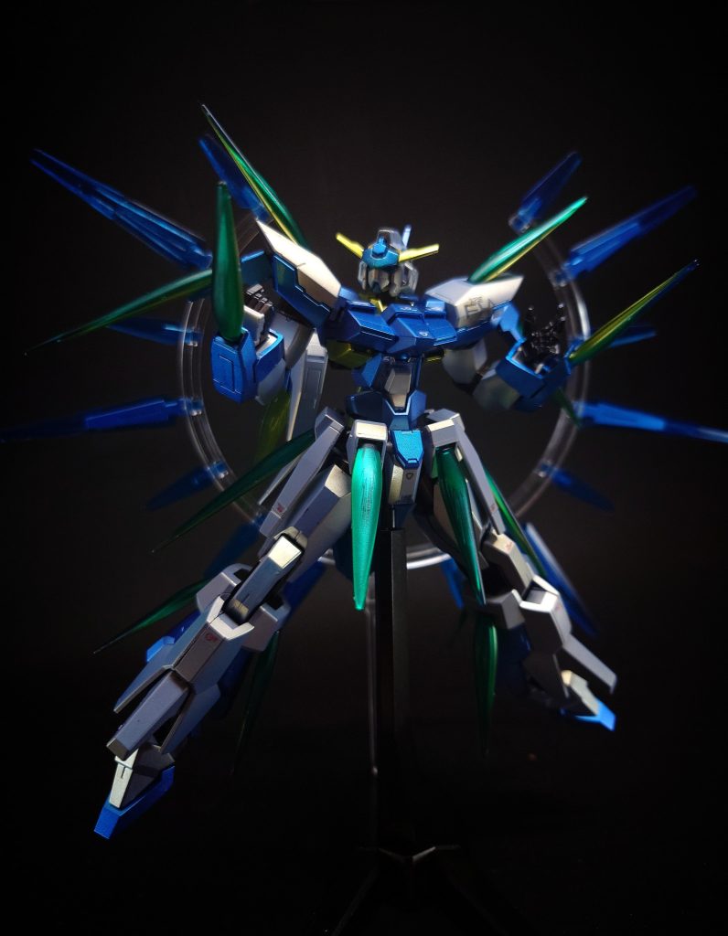 FXバーストモード本機のリミッターを解除して機動力を最大限に向上させる形態で、尋常でないパワーを発揮できるようになる。使う際は起動プロトコルを実行する必要がある。発動すると機体のファンネルポートの排出口から青いビームサーベルが展開され、機体が青く輝く。これはモード変更時の機体に不可をかけかねないほどの余剰エネルギーを利用した物である。Cファンネルの制御精度が低下する代わりに機動力や格闘能力が飛躍的に向上し、分厚い装甲を持つ相手でも容易く破壊できる。また、ビーム展開中は敵からの高出力ビームをも防ぎきるほどの防御力がある。その姿は磁気旋光システムのリミッターを解除したガンダムAGE-1 タイタスを想起させるが、関連性があるかは不明。当初は使用できなかったが、ラ・グラミス攻略作戦前に調整が完了したため、使用可能となった。