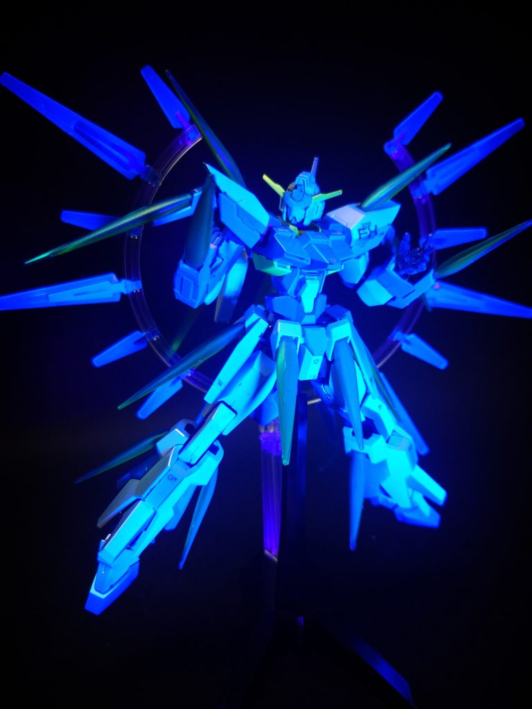 攻撃以外にシールドとしても機能し、端末を複数基集めれば有効防御範囲をある程度拡大でき、その組み合わせは多数存在する。この装備は、火星圏におけるAGE-3とガンダムレギルスの戦闘を経験したAGEシステムが「敵のXラウンダー用武装『ビット』が戦闘で有効である」と認識したことで生み出されたのではないかと考えられる。『小説版AGE』ではギラーガとレギルスのビットをAGEシステムが複製・発展させた武器であるとされる。言うなれば「超小型光波推進スラスターを搭載した巨大なシグルブレイド」であり、「表面にDODSフィールドを束帯するビームドライブ」でもある。