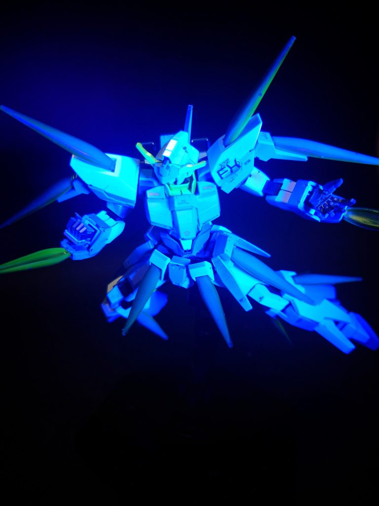 ビームサーベル両腕に1基ずつ、計2基を内蔵。AGE-3のものと違って固定式である。また、FXバーストモード起動時には機体各部のファンネルポートから青いビームサーベルが展開される。