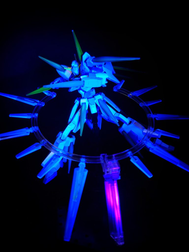 FXシステム小説版での設定。エミリーやロマリーによって開発され、FXバーストモードを起動したAGE-FXがキオのXラウンダー能力の強化と効果範囲の拡大を行い、さらにはCファンネルを通してキオの想いを量子化して人々に伝えるとされる。某対話のためのガンダムを想起させる機能である。換装ファンネルユニットを換装することで様々な状況に対応できる。