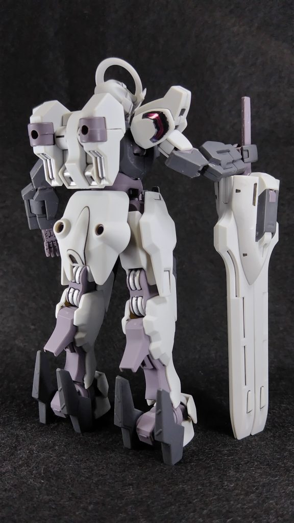 バックショットです。膝裏やバックパック内部をシルバーで部分塗装してます。少しリアルに出来たかなと思います。写真で今までの写真で分かりにくいですgあ、顔の内部をシルバーや目の周りを黒に塗装してよりリアルになりました。最後までご覧いただきありがとうございました!