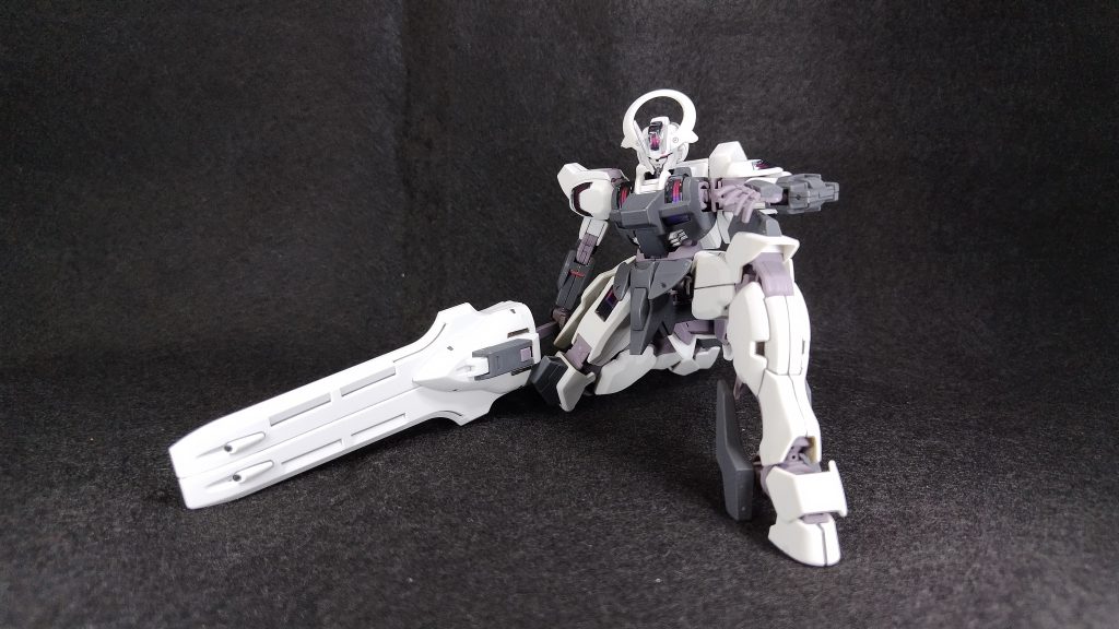 脚がながいモビルスールですが膝立ちが自然に出来ていると思います。