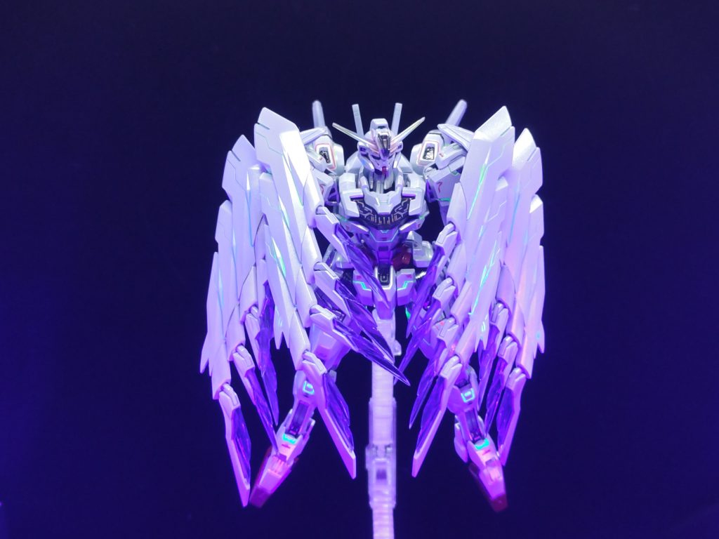 羽根部分は元々の稼働するアームを利用してるのでマスターガンダムのような羽根による防御形態なども可能です。この写真だけ色味が違うのは普通のブラックライトを使用して撮影したためです。今回のキットの撮影用に新しいブラックライトを買っていますｗ日亜化学製のLEDを使用したブラックライトを購入しています。波長の違いでここまで撮影結果が変わるのはビックリですｗただ懐中電灯型なので全体を照らせない・・・・蛍光塗料とそのライトはまだまだ研究の余地がありそうですね。