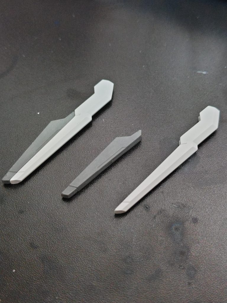 エスカッシャンの接続をネオジム接続にするとピンが無くなるので見栄えがよくなるので、やってみるのもおすすめです。ピンがあった部分の肉抜き部分に埋め込むことで出来ます。